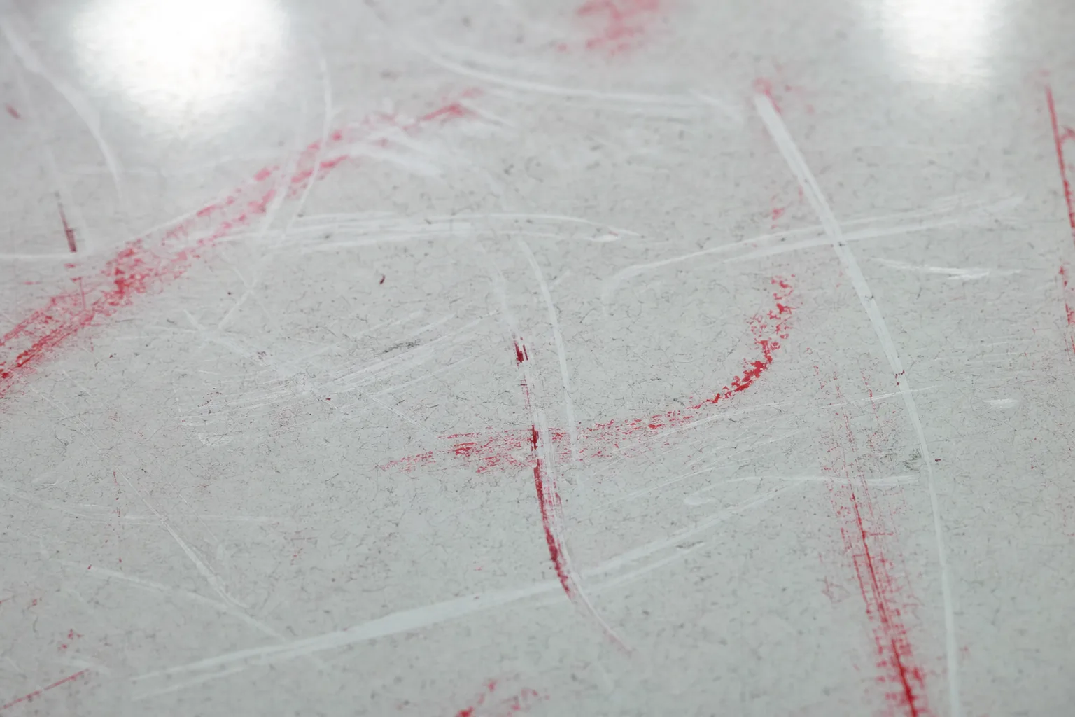 Taktik-Whiteboard in einem Vereinsheim-Besprechungsraum — Grundlage für KI-gestützte Trainingsempfehlungen